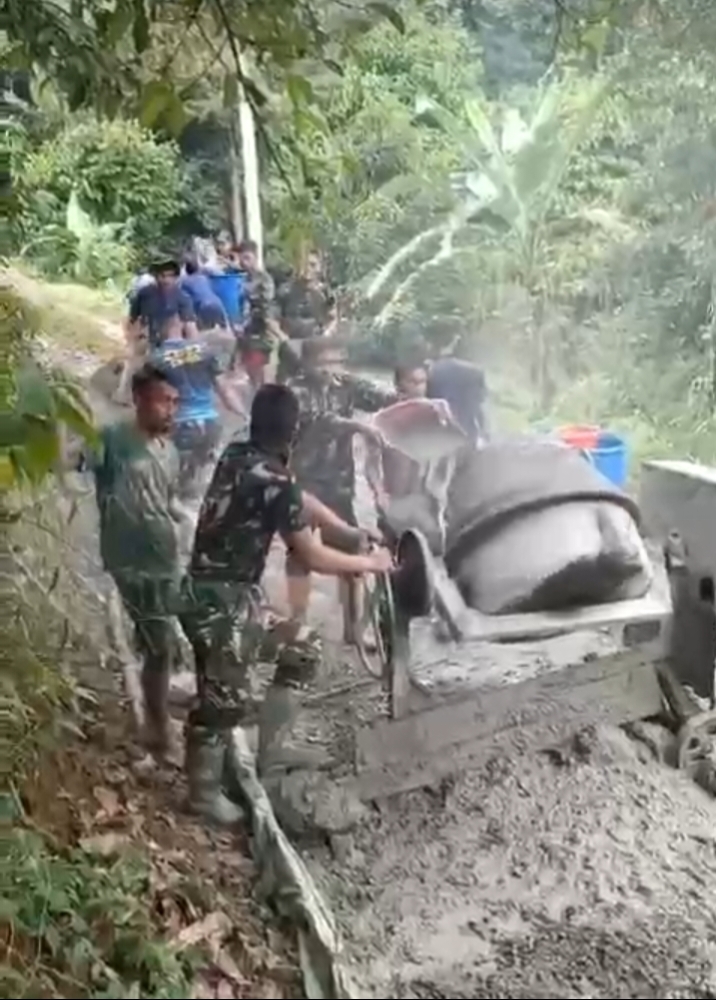 Pengecoran Jalan di Kebut , TNI dan Masyarakat Kebut Pekerjaan Walau Cuaca Ekstrim Dalam TMMD ke – 123 Tahun 2025