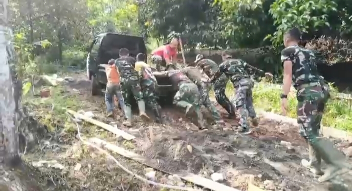 TMMD ke 123 Kodim 0621 Bogor, Tak Kenal Lelah Prajurit TNI bersama Rakyat Kebut Pengecoran Jalan di Kp Wanakarya Desa Karacak