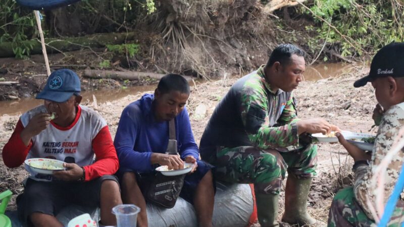 Menunjukan ke Kompakan TNI dan Masyarakat, Satgas TMMD Kodim 1019/Katingan dan Warga Makan Bersama