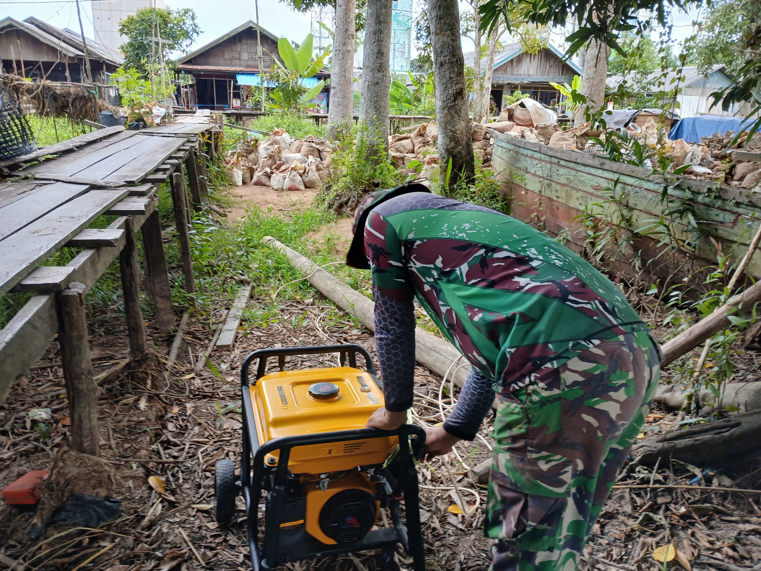 Tunjang Kebutuhan Listrik Satgas TMMD Ke-123 Kodim 1015/Sampit Gunakan Genset.