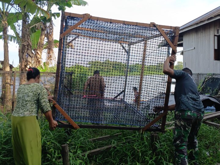 Satgas TMMD Ke 123 Kodim 1015/Sampit Bantu Warga Memasang Keramba.