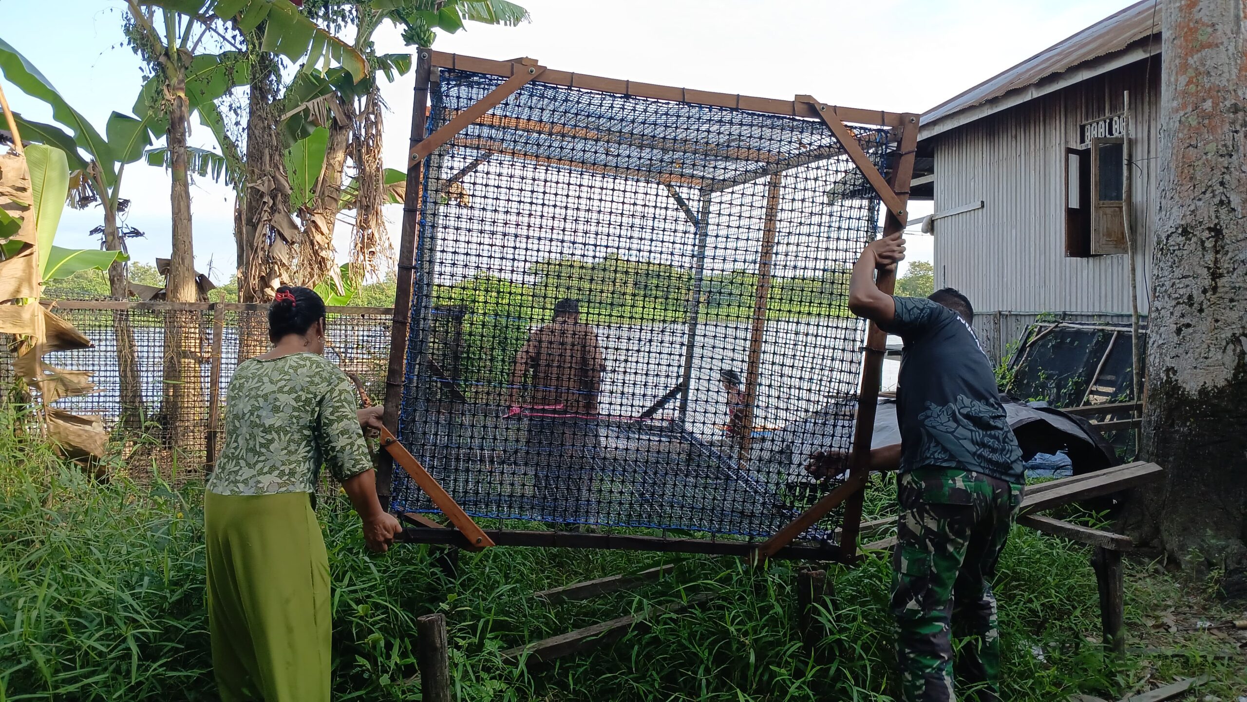 Satgas TMMD Ke 123 Kodim 1015/Sampit Bantu Warga Memasang Keramba.