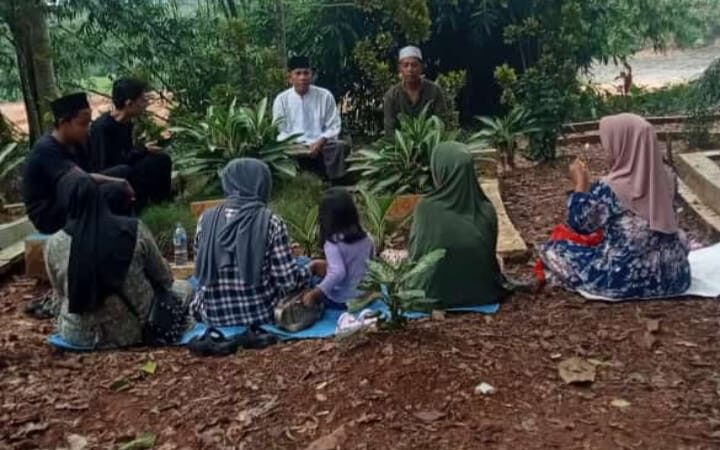 Menyambut Bulan Suci Ramadhan Warga Masyarakat Berziarah di Pemakaman TPU Parigi Cilejet