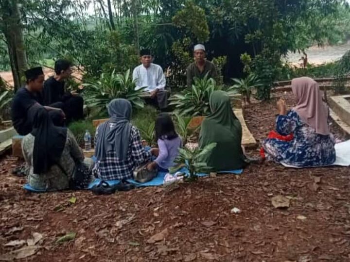 Menyambut Bulan Suci Ramadhan Warga Masyarakat Berziarah di Pemakaman TPU Parigi Cilejet