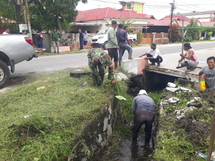 Babinsa Koramil 01/Phd Gotong Royong Bersihkan Drainase Di Wilayah Binaan