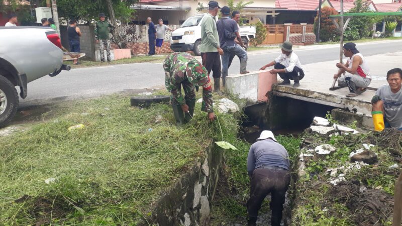 Babinsa Koramil 01/Phd Gotong Royong Bersihkan Drainase Di Wilayah Binaan