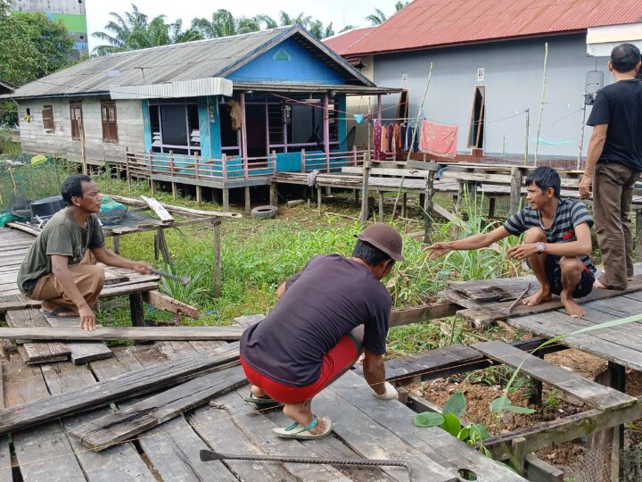 Satgas TMMD Kodim 1015/Sampit Mulai Bongkar Jalan Kayu