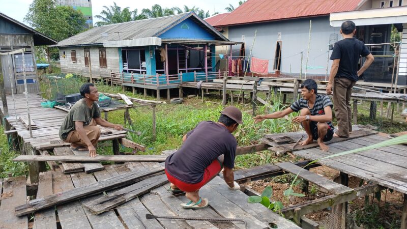 Satgas TMMD Kodim 1015/Sampit Mulai Bongkar Jalan Kayu