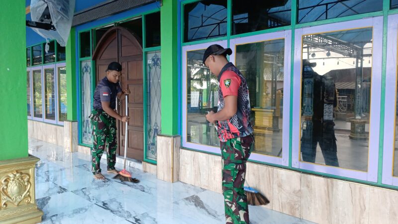 Jelang Sholat Jum’at, Anggota Satgas TMMD ke 123 Laksanakan Jum’at Bersih.