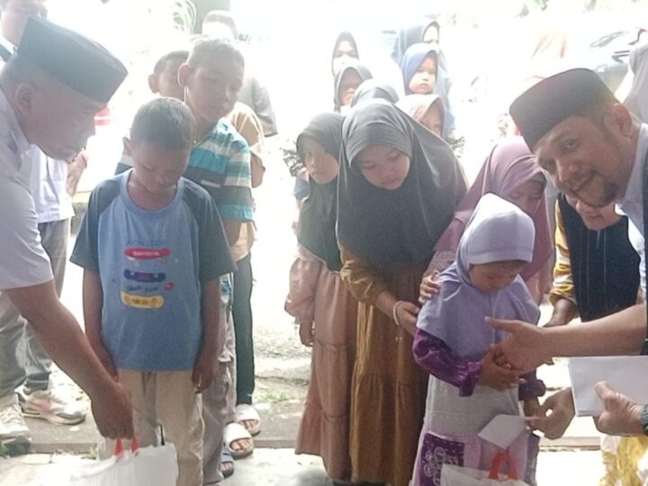 Serikat Media Siber Indonesia (SMSI) Madina Berbagi Beras Untuk Anak Yatim Dan Jompo Di Panyabungan