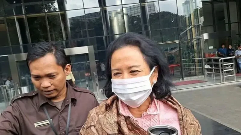 Rini Soemarno Mantan Menteri BUMN Diperiksa KPK Terkait Penyidikan Korupsi Perusahaan Gas Negara (PGN).