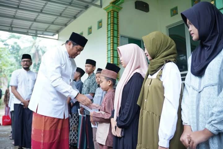 Wabup Pacitan Gagarin Sumrambah Kunjungan Kerja Dalam Rangka Safari Ramadhan 1446 H di Kecamatan Tegalombo.