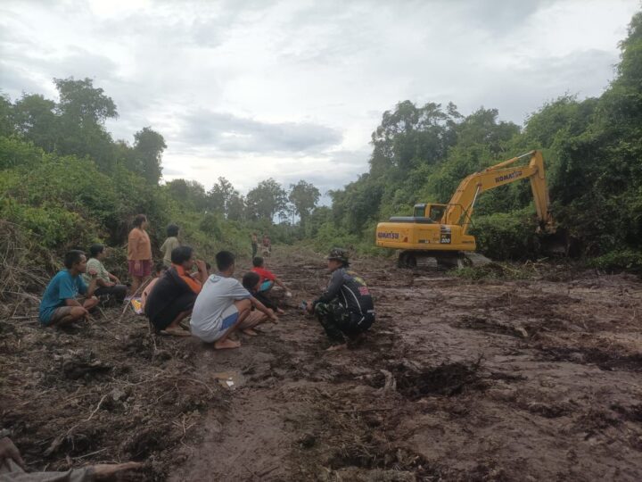 Keseruan Anak-anak di Lokasi TMMD, Rebutan Cari Ikan Dari Kerukan Exsa