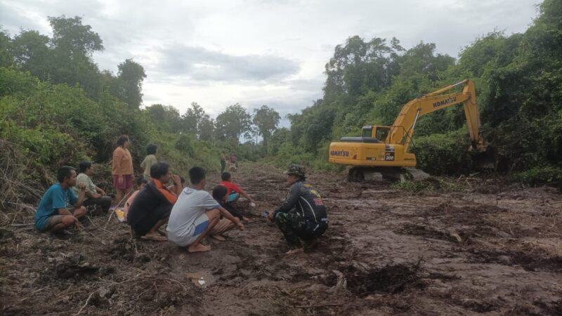 Keseruan Anak-anak di Lokasi TMMD, Rebutan Cari Ikan Dari Kerukan Exsa