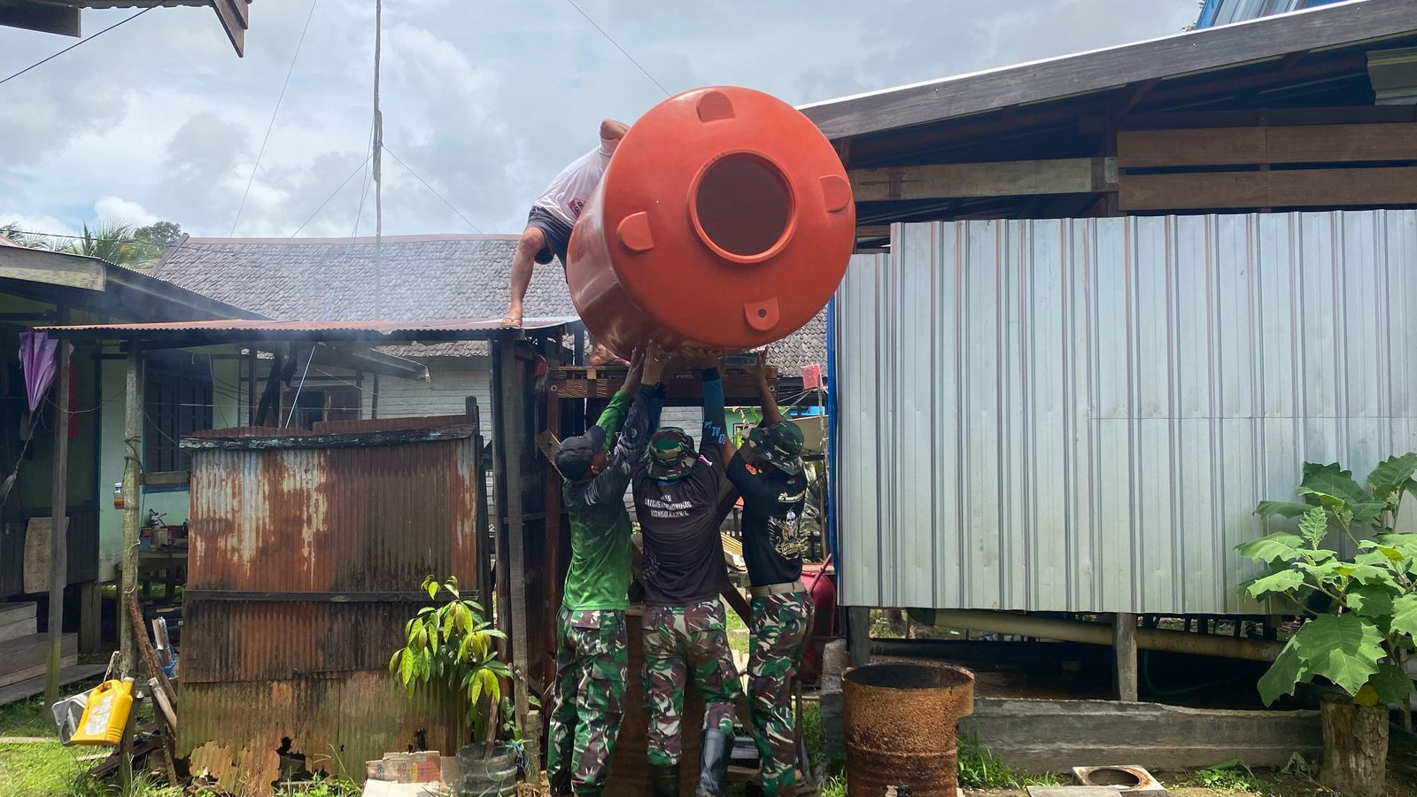 Demi Beri Kenyamanan Warga, Satgas TMMD Reg ke-123 Kodim 1019/Katingan Bangun Tower Tandon Air