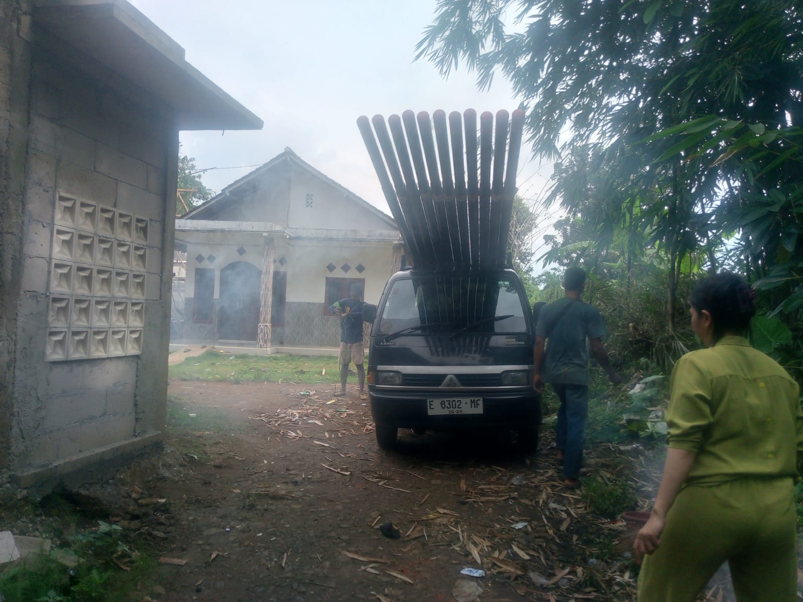 Diduga Ilegal, Pemasangan Tiang Internet di Desa Mekarsari.