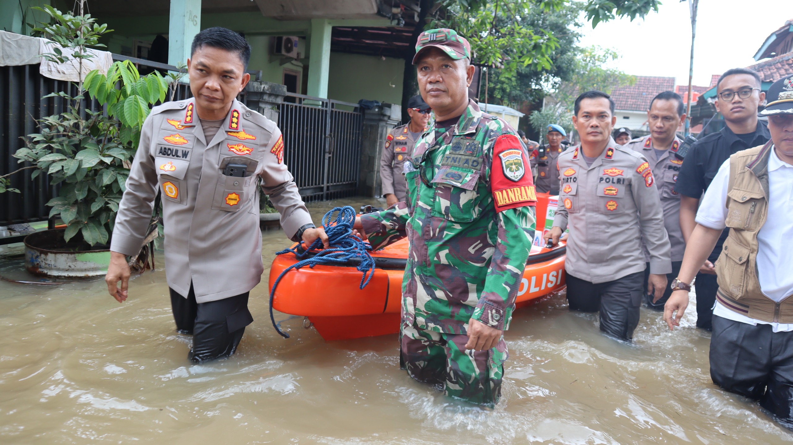 Polri-TNI Bagikan Makanan ke Warga Terdampak Banjir di Sawangan Depok