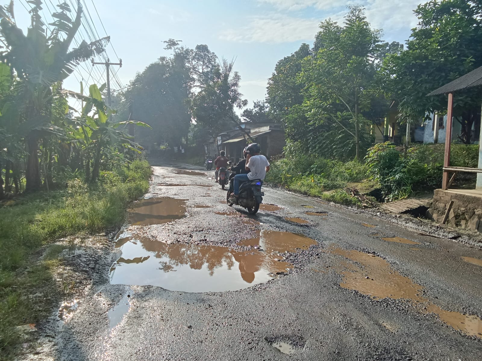 Rusak dan Berlubang jalan Raya Cilejet Parung Panjang  Menjadi Kabar Buruk bagi Kendaraan Yang Melintas