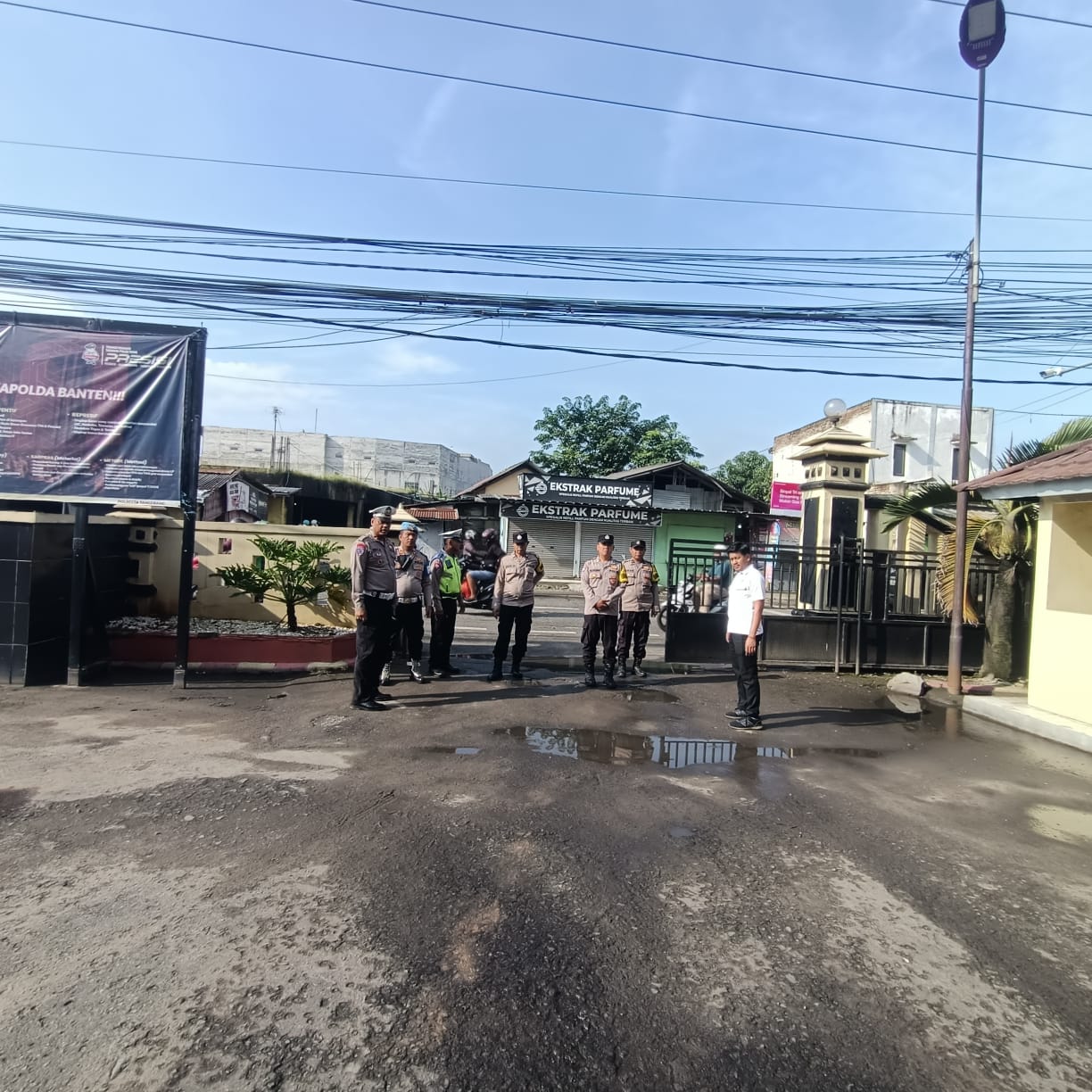 Anggota Polsek Balaraja Melaksanakan Pengamanan Sispam Mako Pagi Hari Guna Tingkatkan Keamanan di Mako Polsek Balaraja