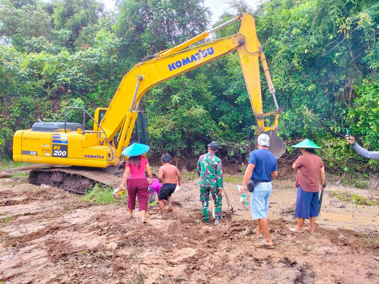 Cuaca yang Terik ditambah Bulan Puasa, Bukan Alasan Satgas TMMD Untuk Tidak Bekerja, Kebut Pemeliharaan Badan Jalan Lebih Cepat