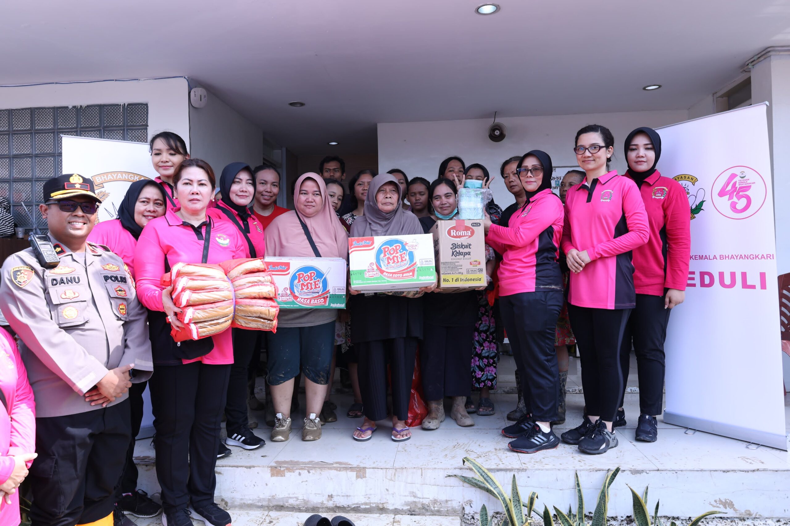 Yayasan Kemala Bhayangkari & Polres Metro Bekasi Kota Ulurkan Bantuan untuk Korban Banjir di Bekasi