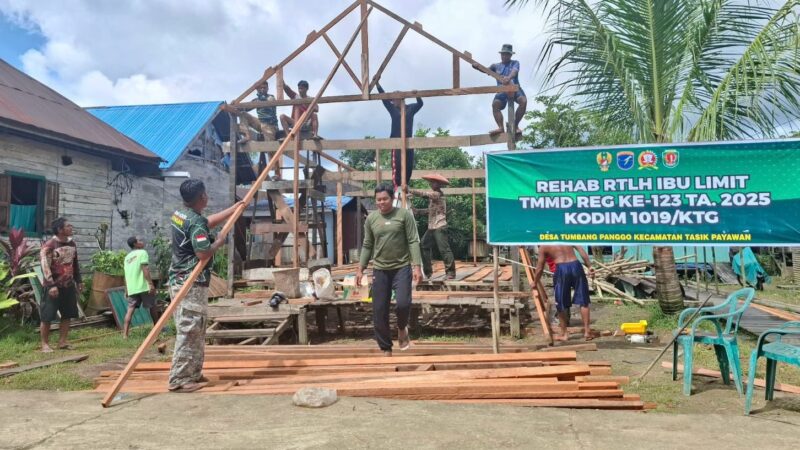 Bahu Membahu Bergotong Royong, Sasaran Rumah Tidak Layak Huni (RTLH) Milik Ibu Limit Mulai Dibongkar Satgas TMMD