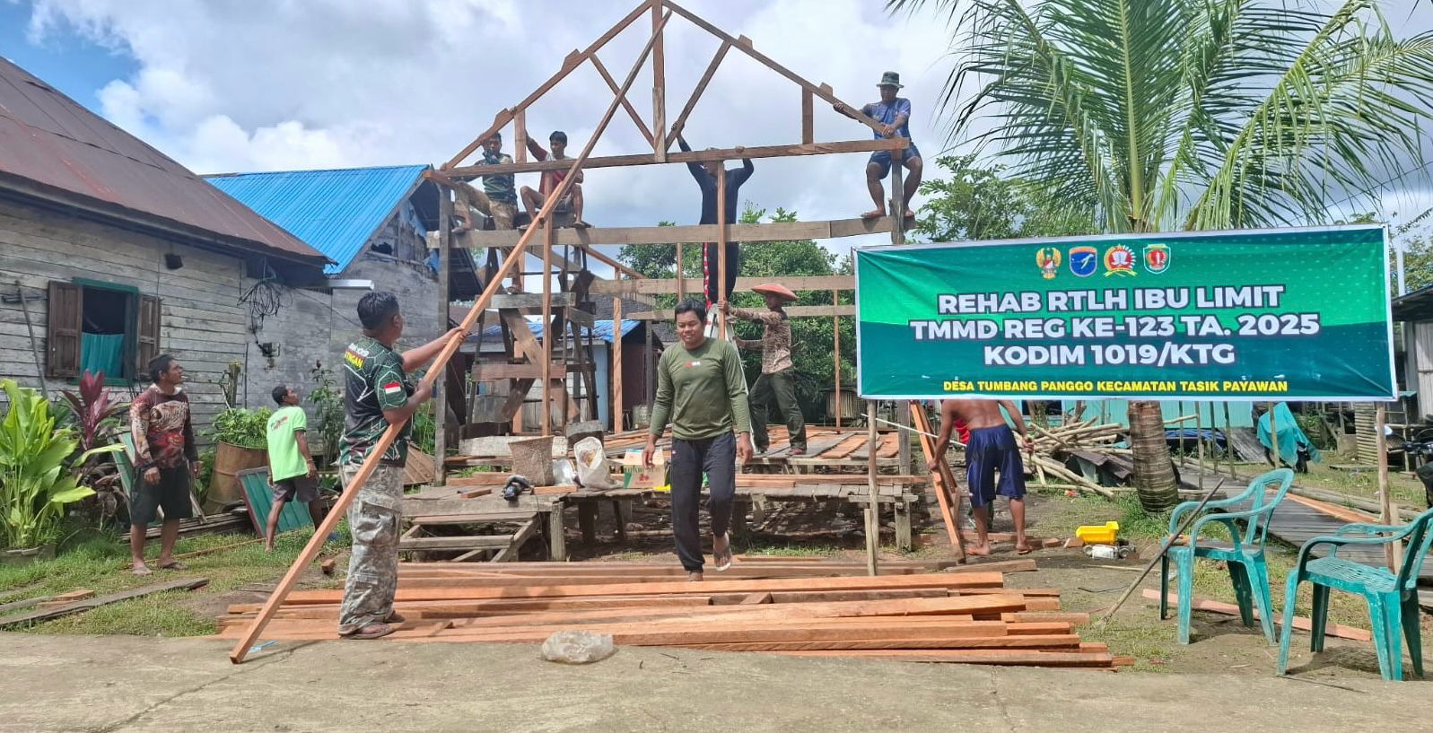 Bahu Membahu Bergotong Royong, Sasaran Rumah Tidak Layak Huni (RTLH) Milik Ibu Limit Mulai Dibongkar Satgas TMMD