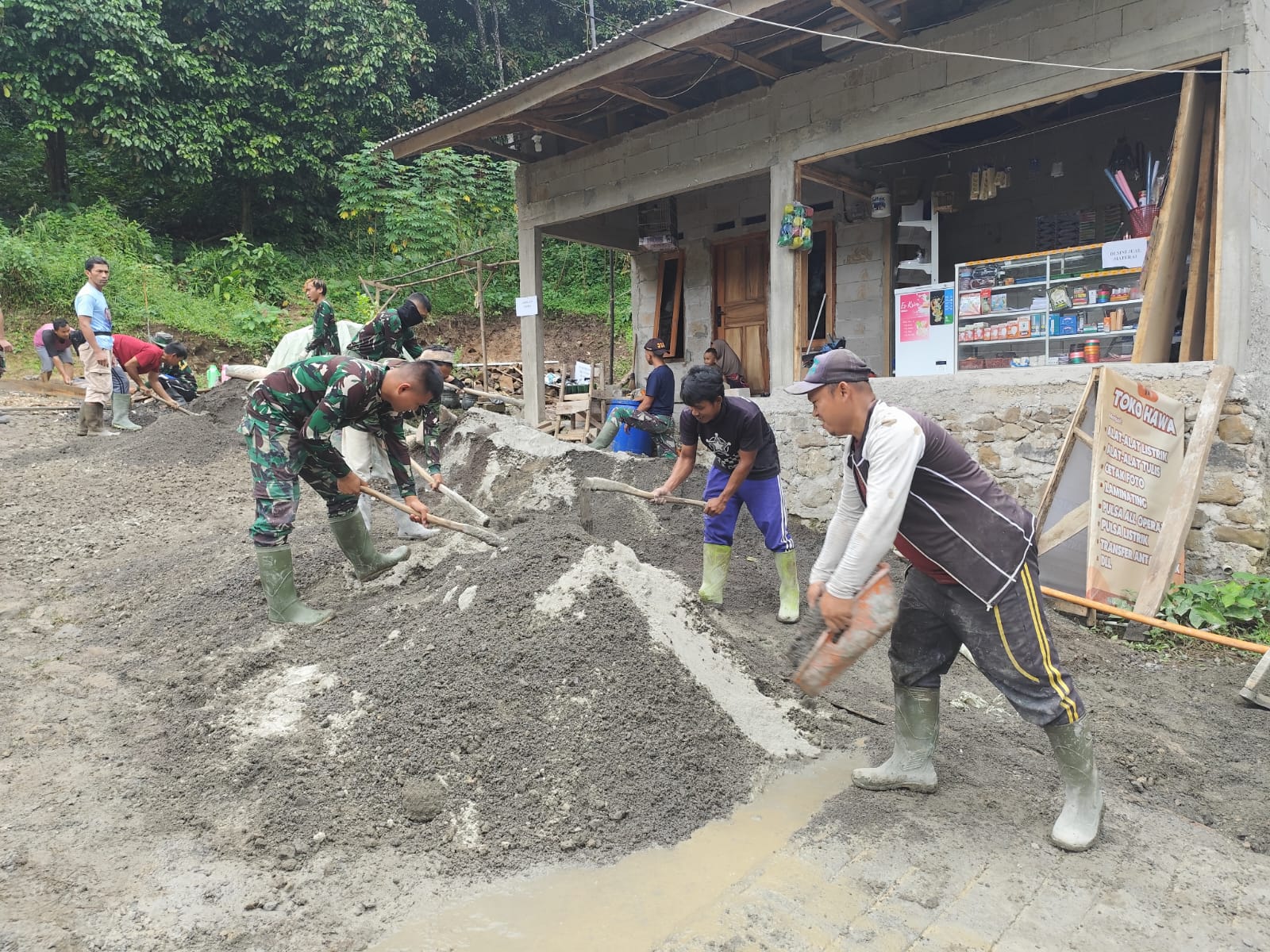 TNI dan Masyarakat Kebut Pekerjaan Jalan TMMD ke – 123 , Progres Sudah Capai 80 Persen