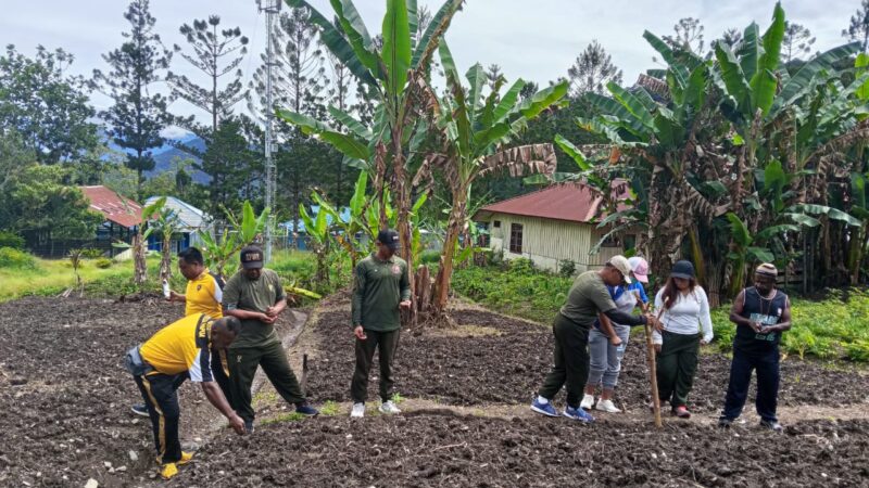 Jalin Sinegritas TNI-Polri, Satgas Yonif 641/Bru Laksanakan Olahraga Bersama dan Bagikan Bibit Sayur Ke Warga Distrik Kelila