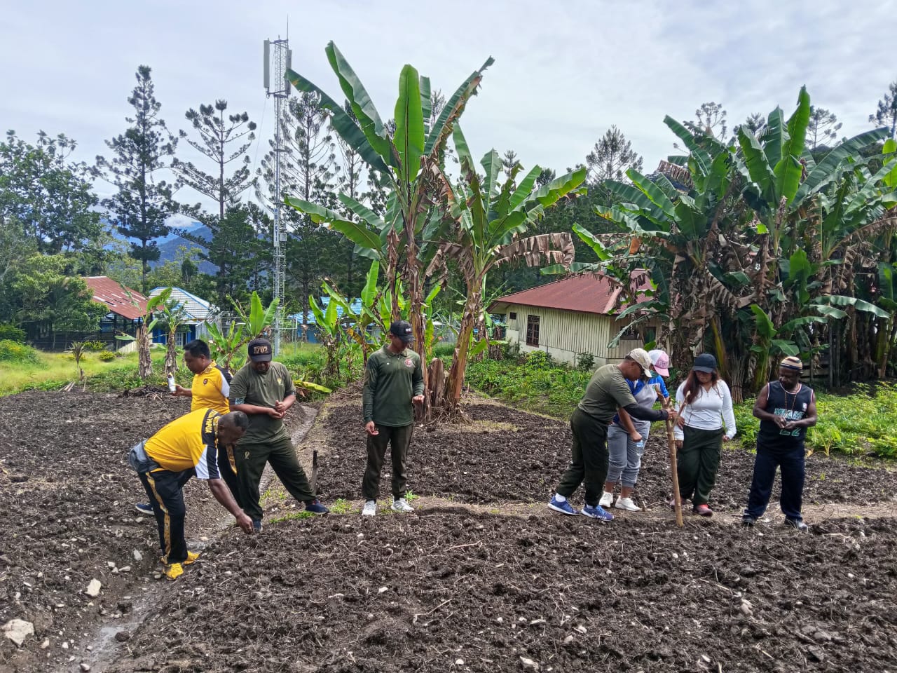 Jalin Sinegritas TNI-Polri, Satgas Yonif 641/Bru Laksanakan Olahraga Bersama dan Bagikan Bibit Sayur Ke Warga Distrik Kelila