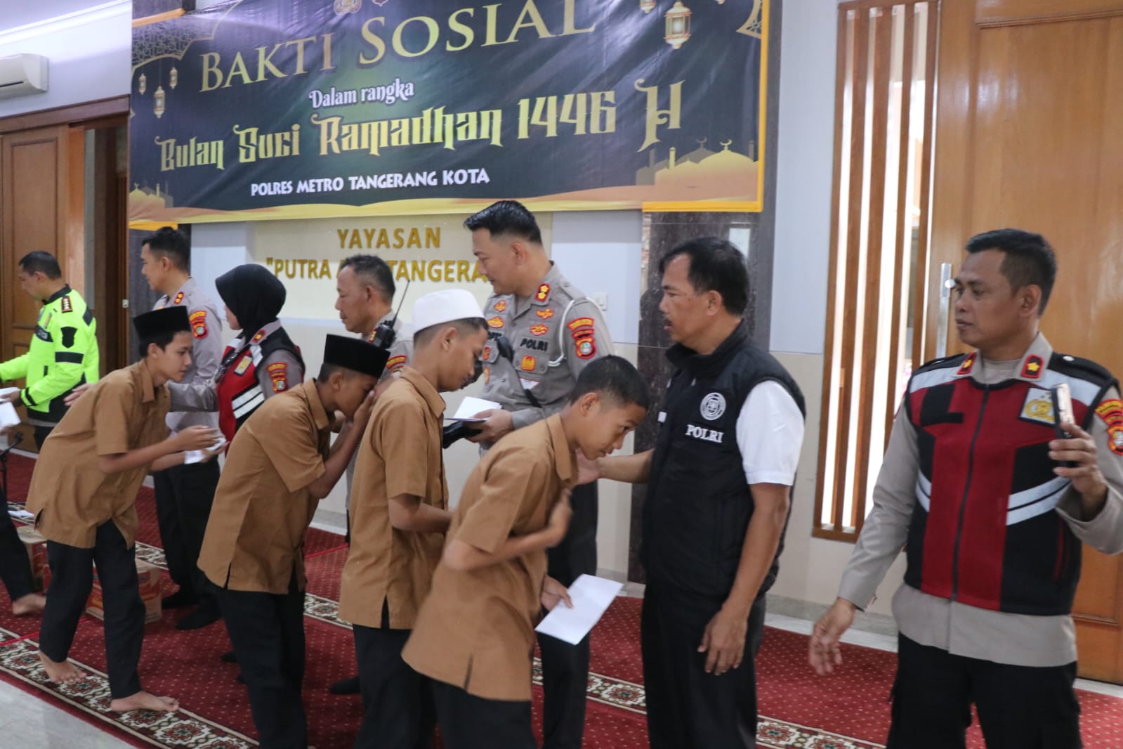 Ramadhan Kareem, Polres Metro Tangerang Kota Gelar Baksos di Yayasan Yatim Piatu Yapata