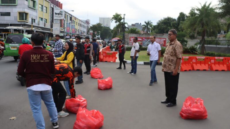 Sinergitas dan Berbagi Di Bulan Ramadan, Polres Metro Tangerang Kota, BEM dan OKP Bagikan Ratusan Takjil ke Masyarakat