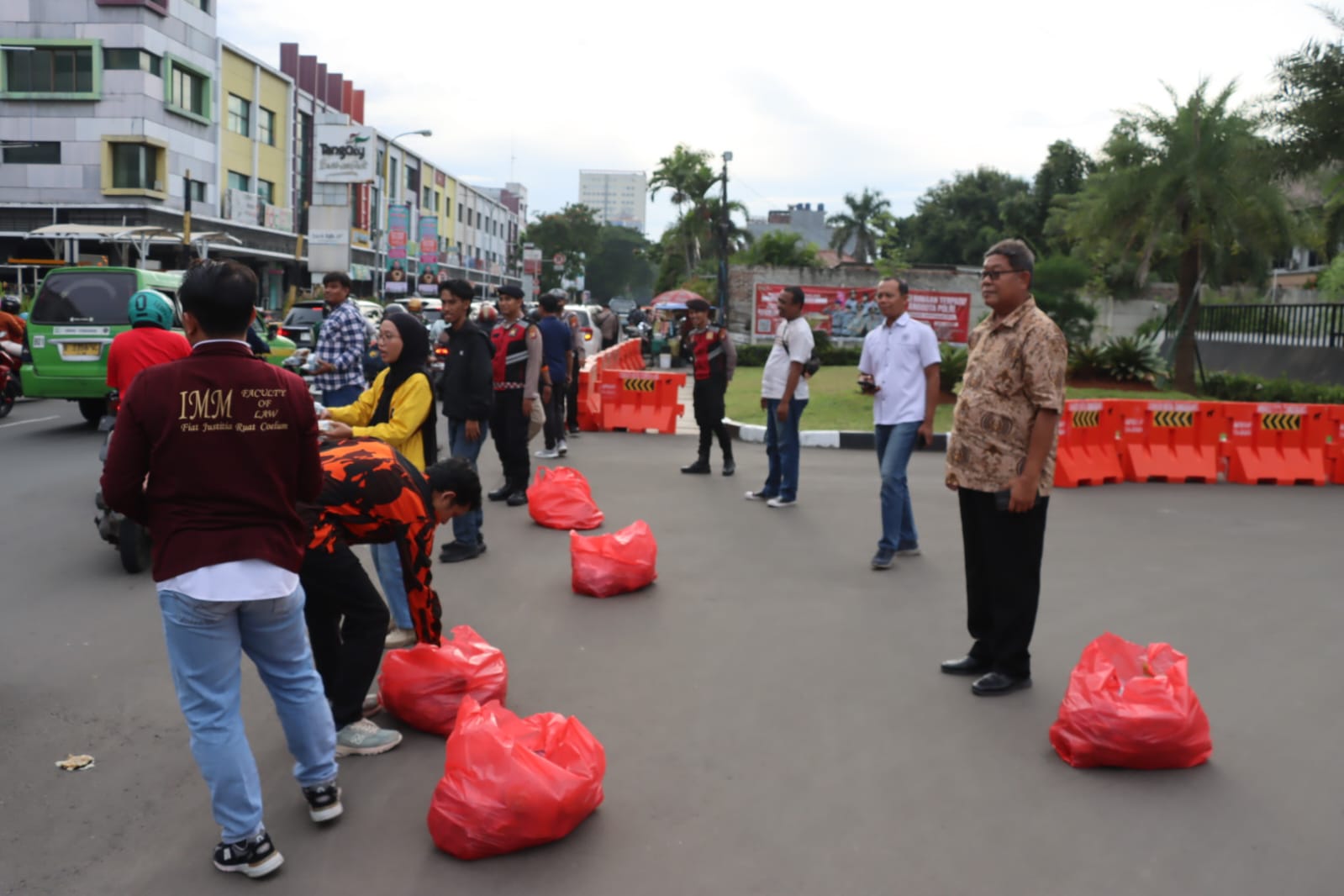 Sinergitas dan Berbagi Di Bulan Ramadan, Polres Metro Tangerang Kota, BEM dan OKP Bagikan Ratusan Takjil ke Masyarakat