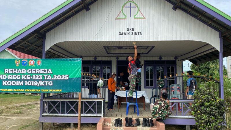 Beri Kenyamanan Untuk Beribadah, Satgas TMMD Reg ke-123 Kodim 1019/Katingan Cat Gereja