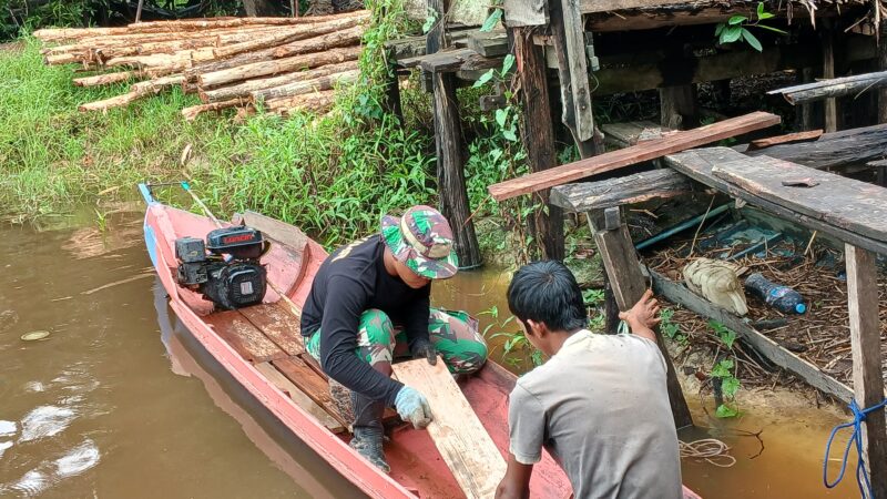 Anggota Satgas TMMD Reguler Ke-123 Bantu Perbaiki Perahu.