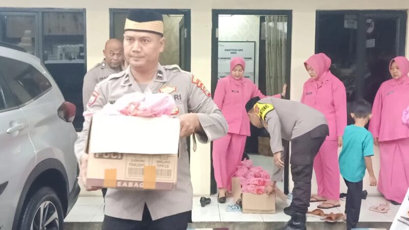 Polsek Cisoka Polresta Tangerang Gelar Pembagian Takjil untuk Warga