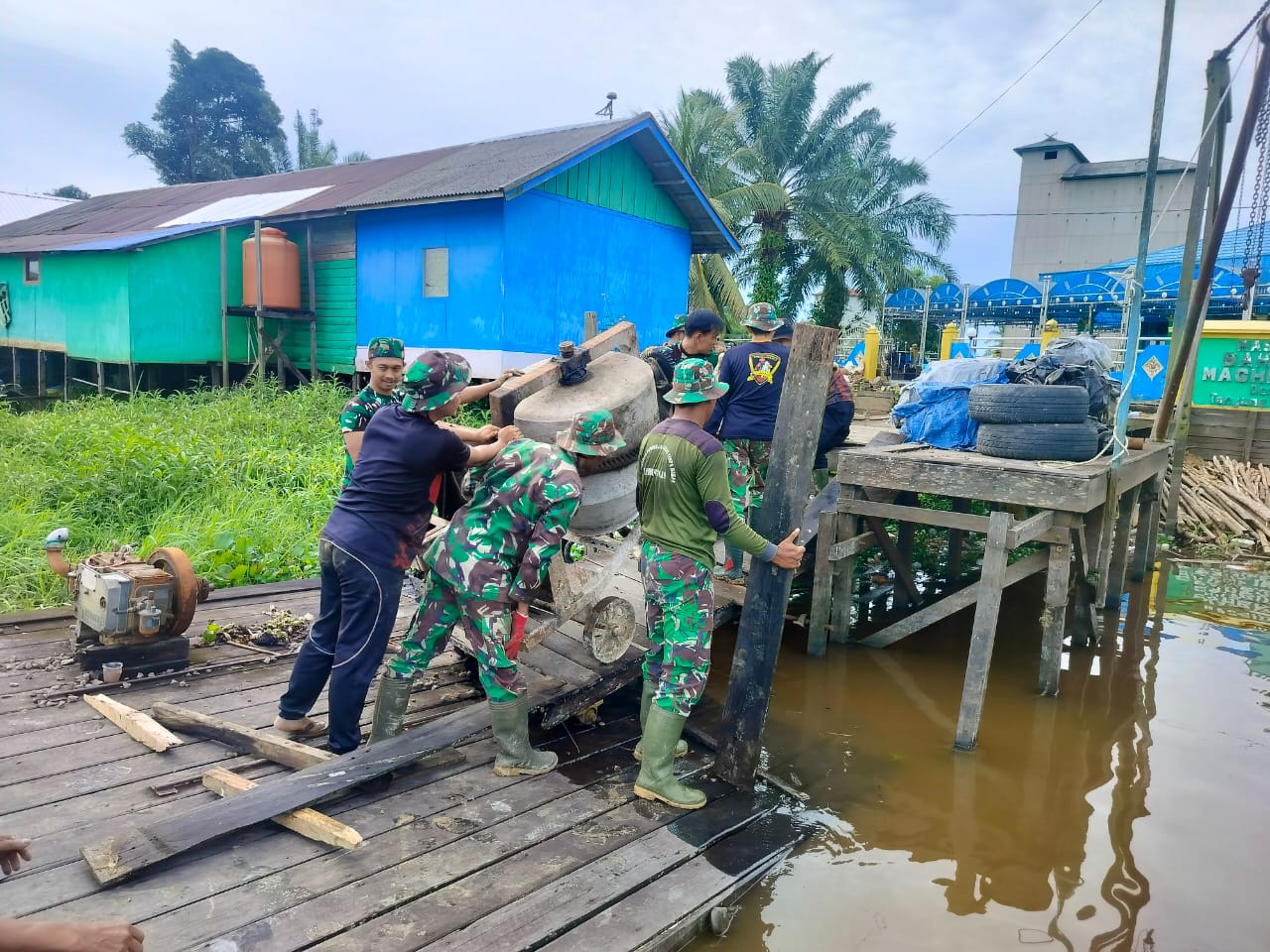 Guna Mempercepat Pengerjaan ,Satgas TMMD ke 123 Menambah Alat Molen.