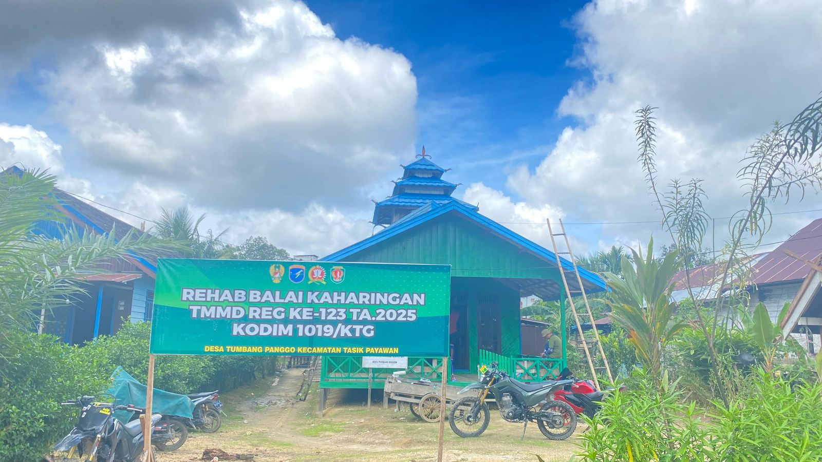 Satgas TMMD Reg ke-123 Laksanakan Pengecatan Di Balai Kaharingan