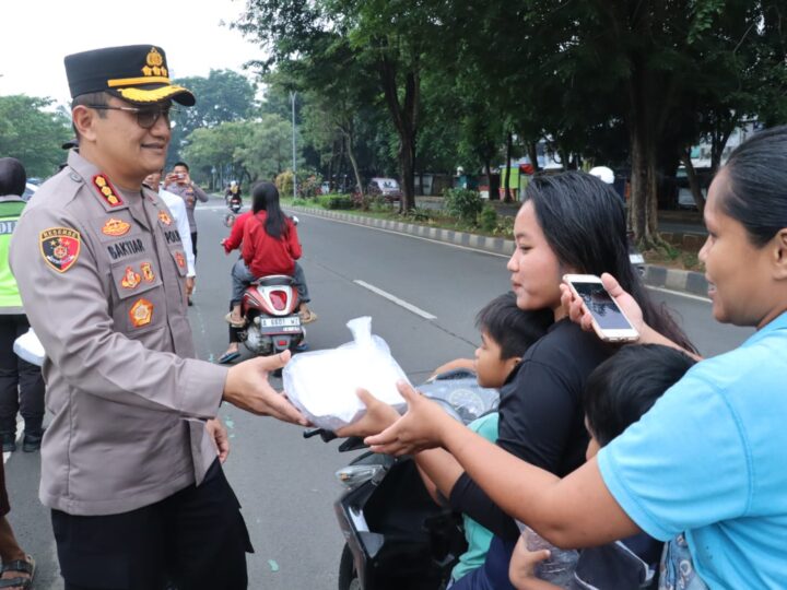 Kapolresta Tangerang Gelar Berbagi Takjil di Sekitar Puspemkab Tangerang