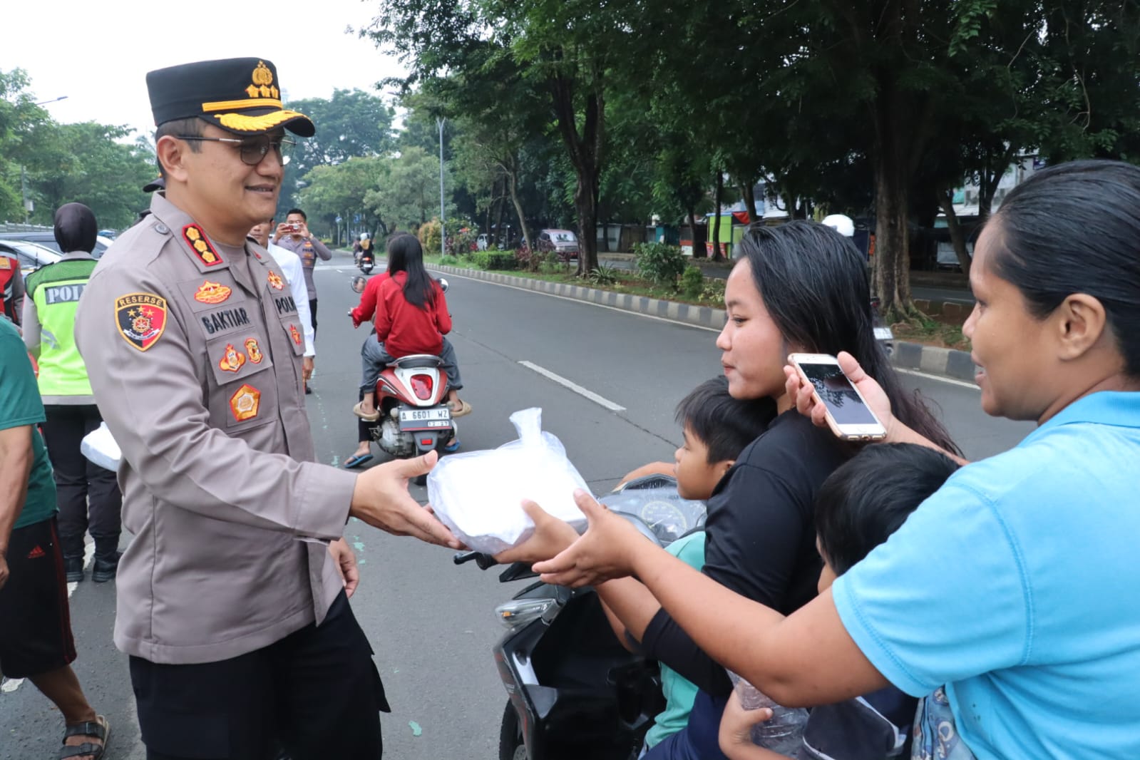 Kapolresta Tangerang Gelar Berbagi Takjil di Sekitar Puspemkab Tangerang