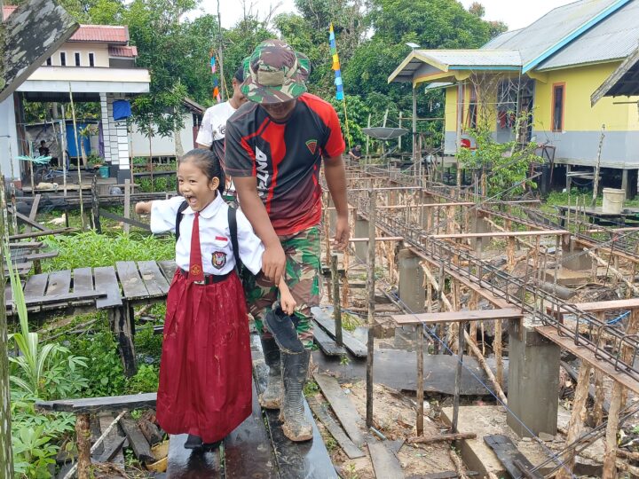 Peduli Pendidikan, Satgas TMMD ke 123 Antar Siswa Ke Sekolah