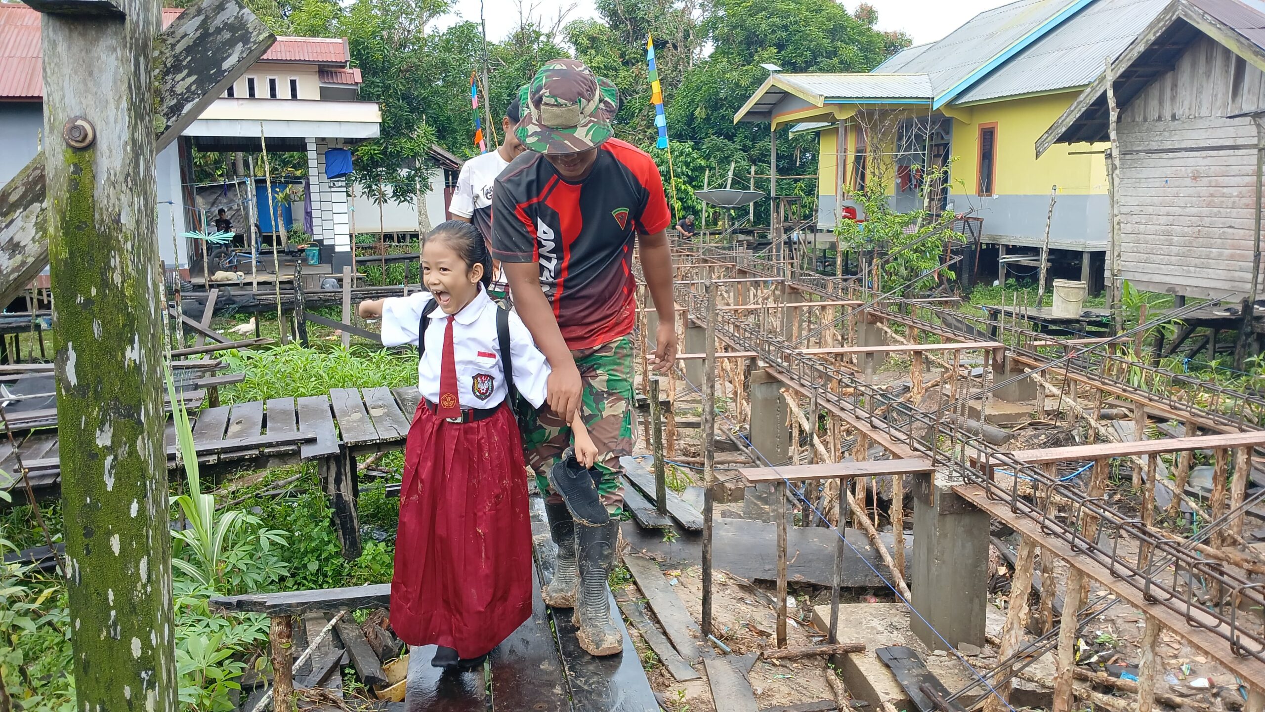 Peduli Pendidikan, Satgas TMMD ke 123 Antar Siswa Ke Sekolah