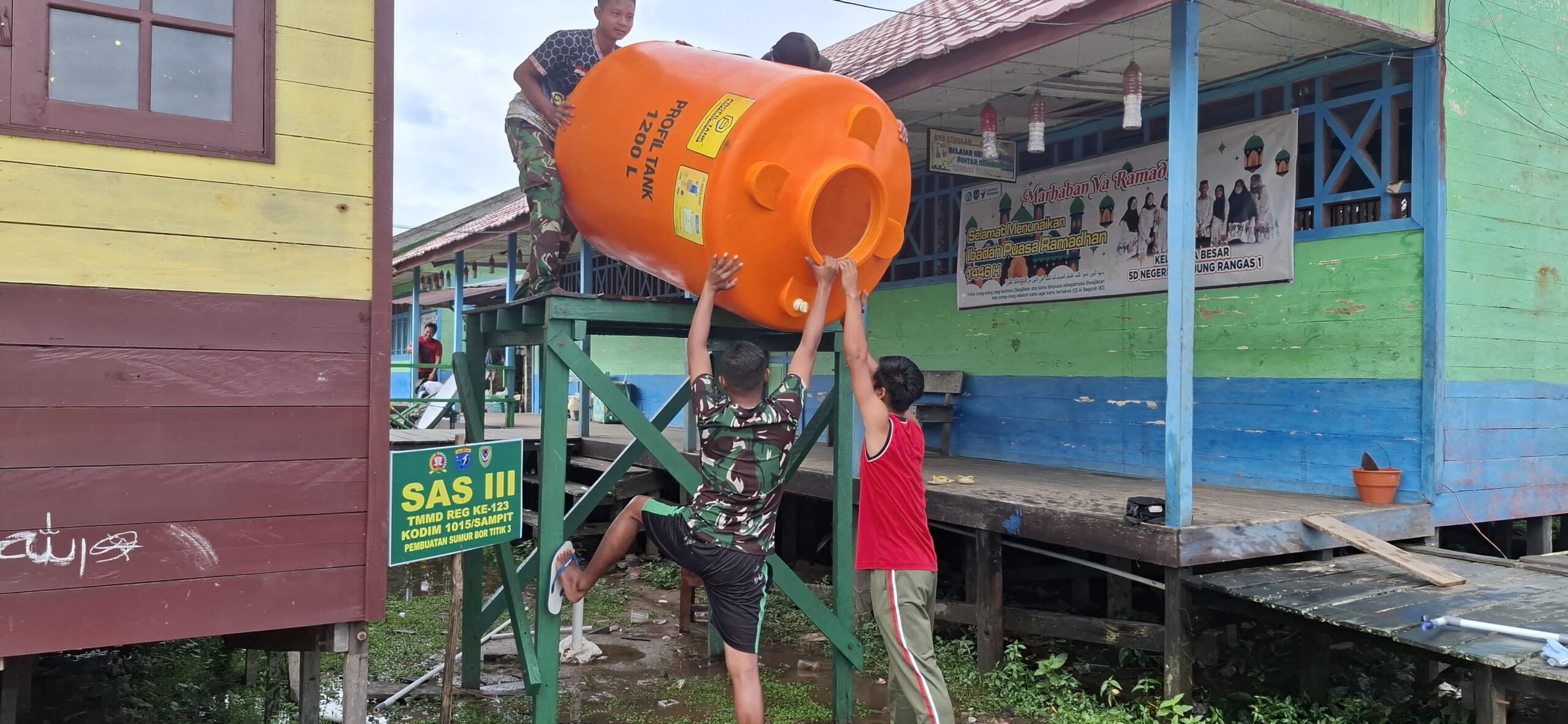 Satgas TMMD ke 123 Kodim 1015/Sampit Bangun Tandon Air Bersih