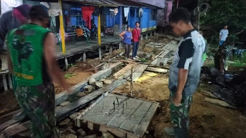 Tak Kenal Waktu, Satgas TMMD Kodim 1015/Sampit Bersama Warga Lembur Hingga Malam Hari