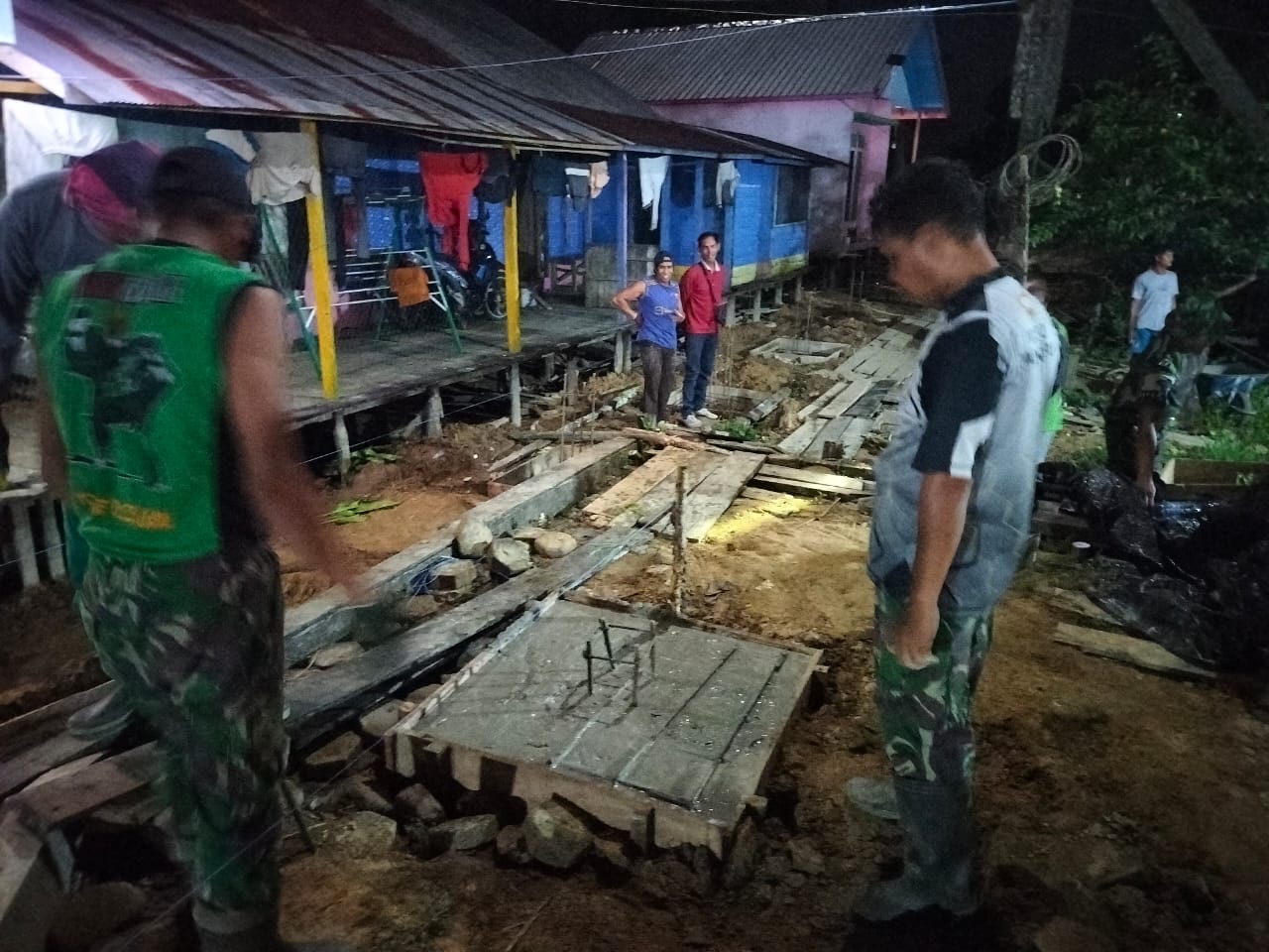 Tak Kenal Waktu, Satgas TMMD Kodim 1015/Sampit Bersama Warga Lembur Hingga Malam Hari