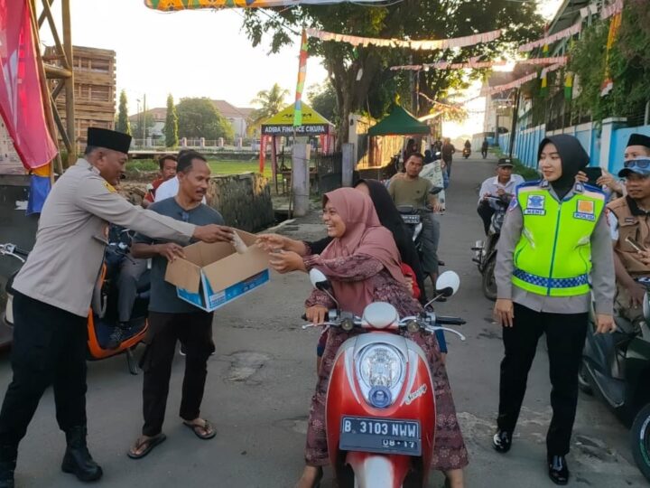 Kapolsek Kresek Polresta Tangerang Beserta Para Polwan Polresta Tangerang Berbagi Keberkahan Bagikan Takjil Untuk Berbuka Puasa Kepada Masyarakat.