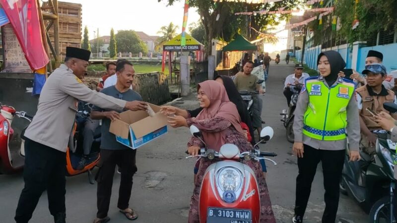 Kapolsek Kresek Polresta Tangerang Beserta Para Polwan Polresta Tangerang Berbagi Keberkahan Bagikan Takjil Untuk Berbuka Puasa Kepada Masyarakat.