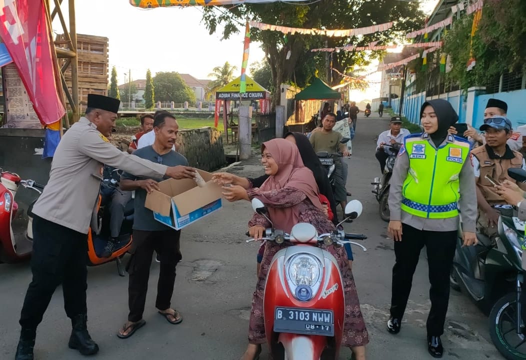 Kapolsek Kresek Polresta Tangerang Beserta Para Polwan Polresta Tangerang Berbagi Keberkahan Bagikan Takjil Untuk Berbuka Puasa Kepada Masyarakat.