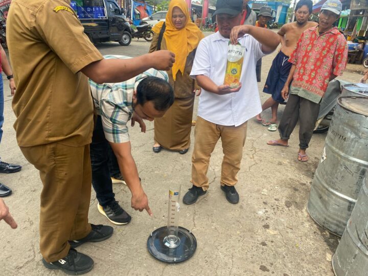 Sat Reskrim Polresta Tangerang Bersama Disperindag Cek Minyak Goreng “Minyak Kita” yang Diduga Tidak Mencantumkan Volume