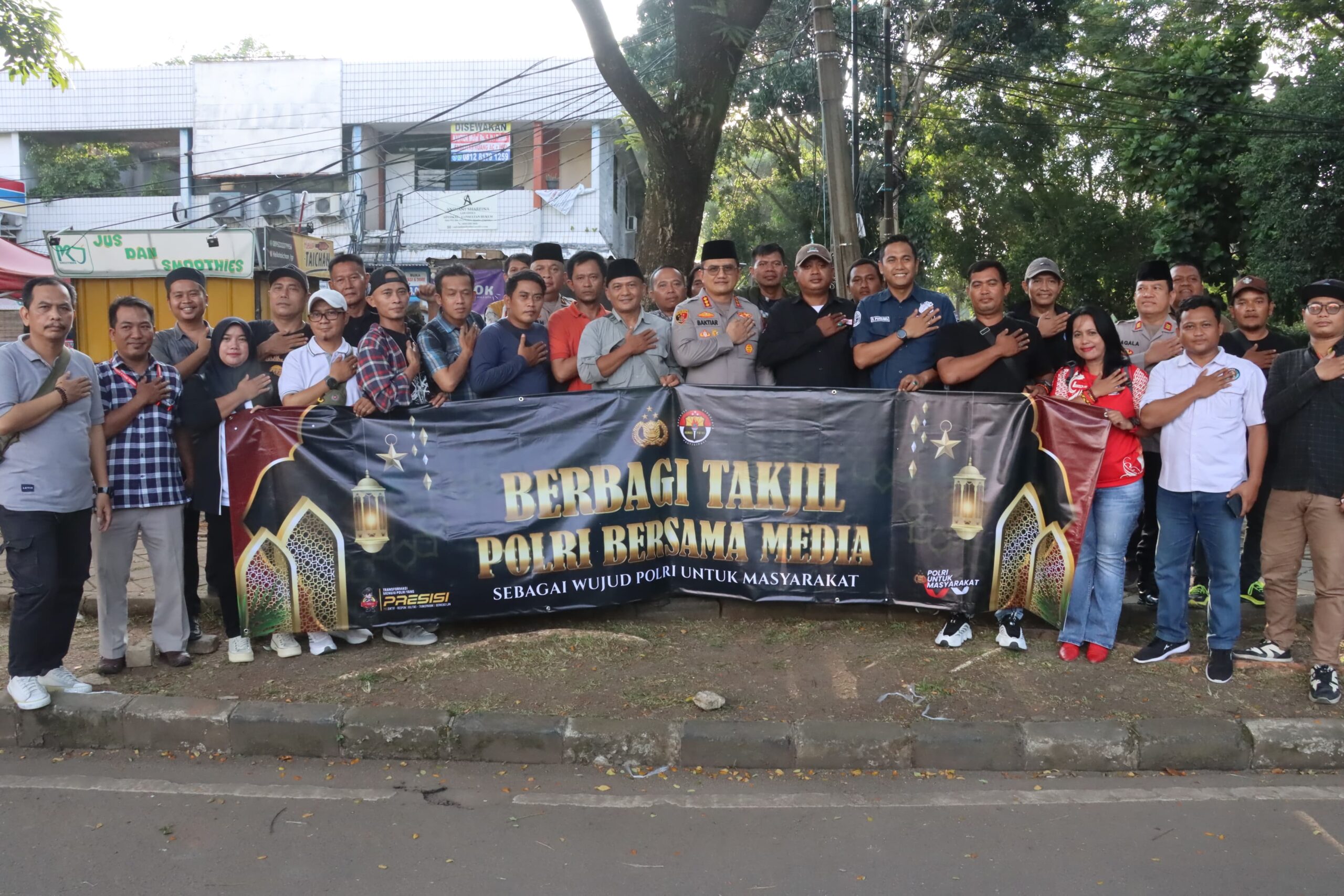 Polresta Tangerang Bersama Awak Media Bagikan Takjil di Alun-Alun Tigaraksa dan Lanjutkan dengan Buka Puasa Bersama